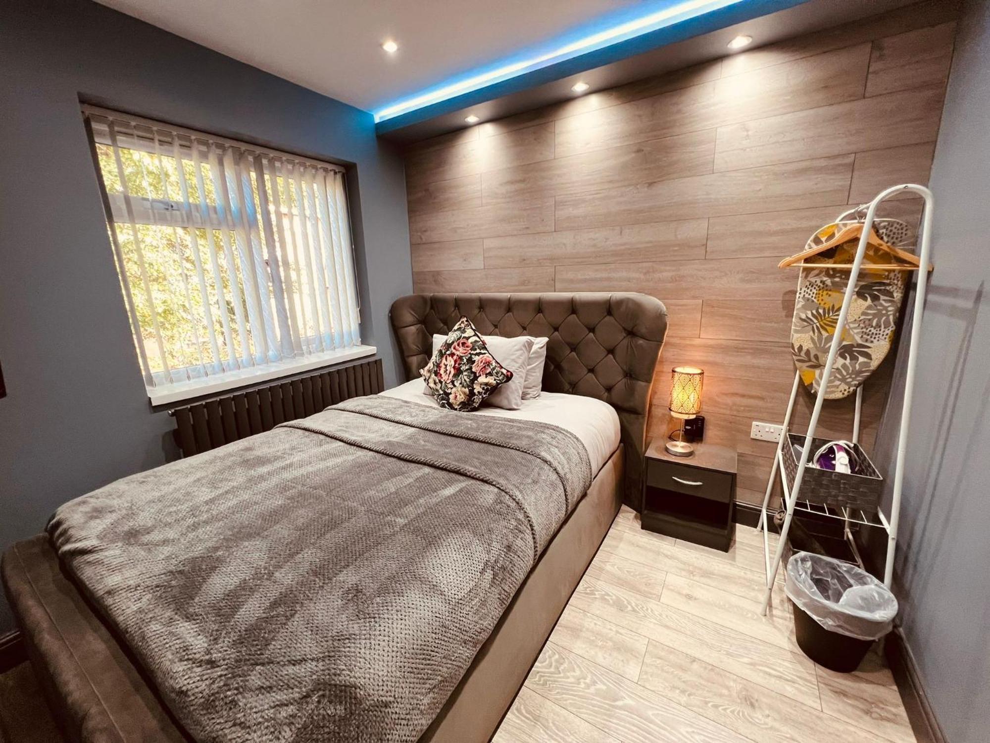 Modern Suites -5 Bedroom House- With Free Parking Birmingham City Exterior photo