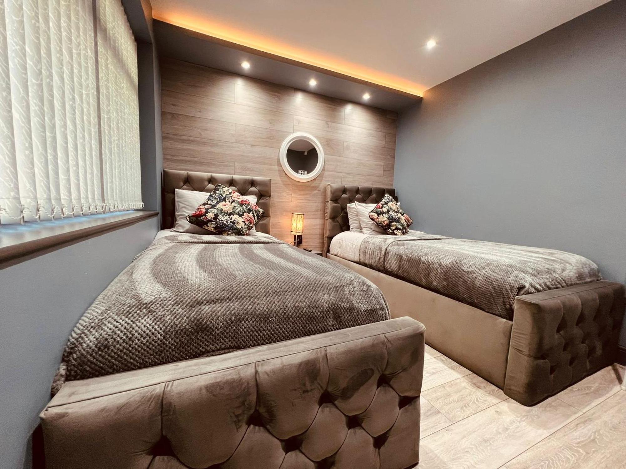 Modern Suites -5 Bedroom House- With Free Parking Birmingham City Exterior photo