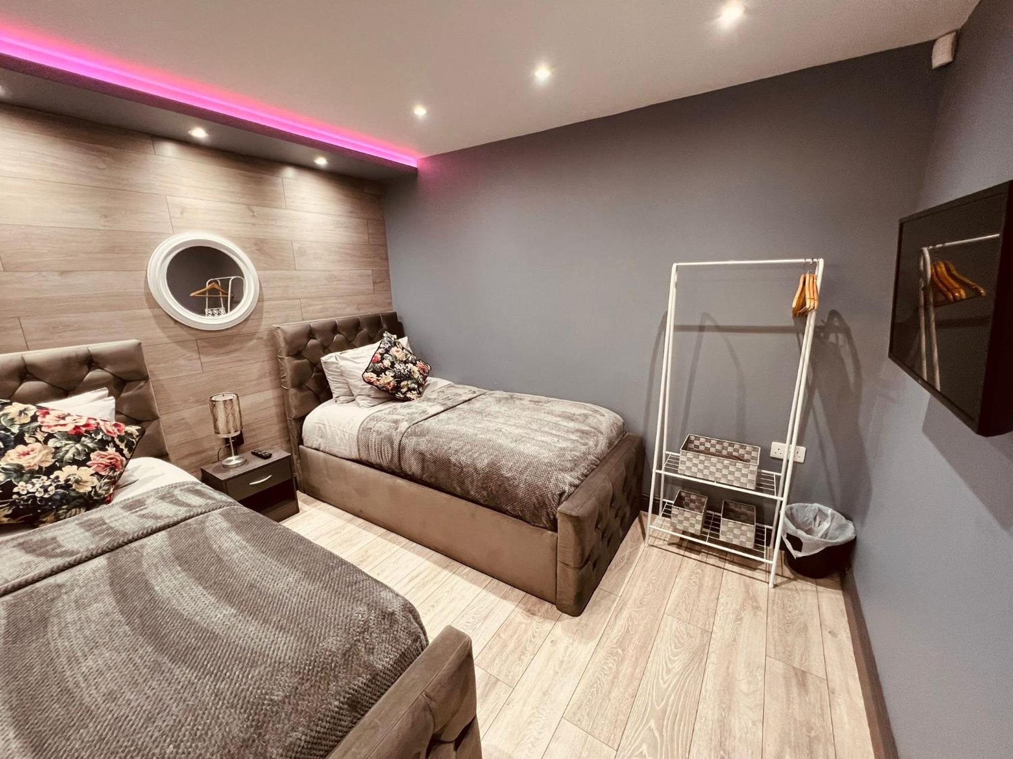 Modern Suites -5 Bedroom House- With Free Parking Birmingham City Exterior photo