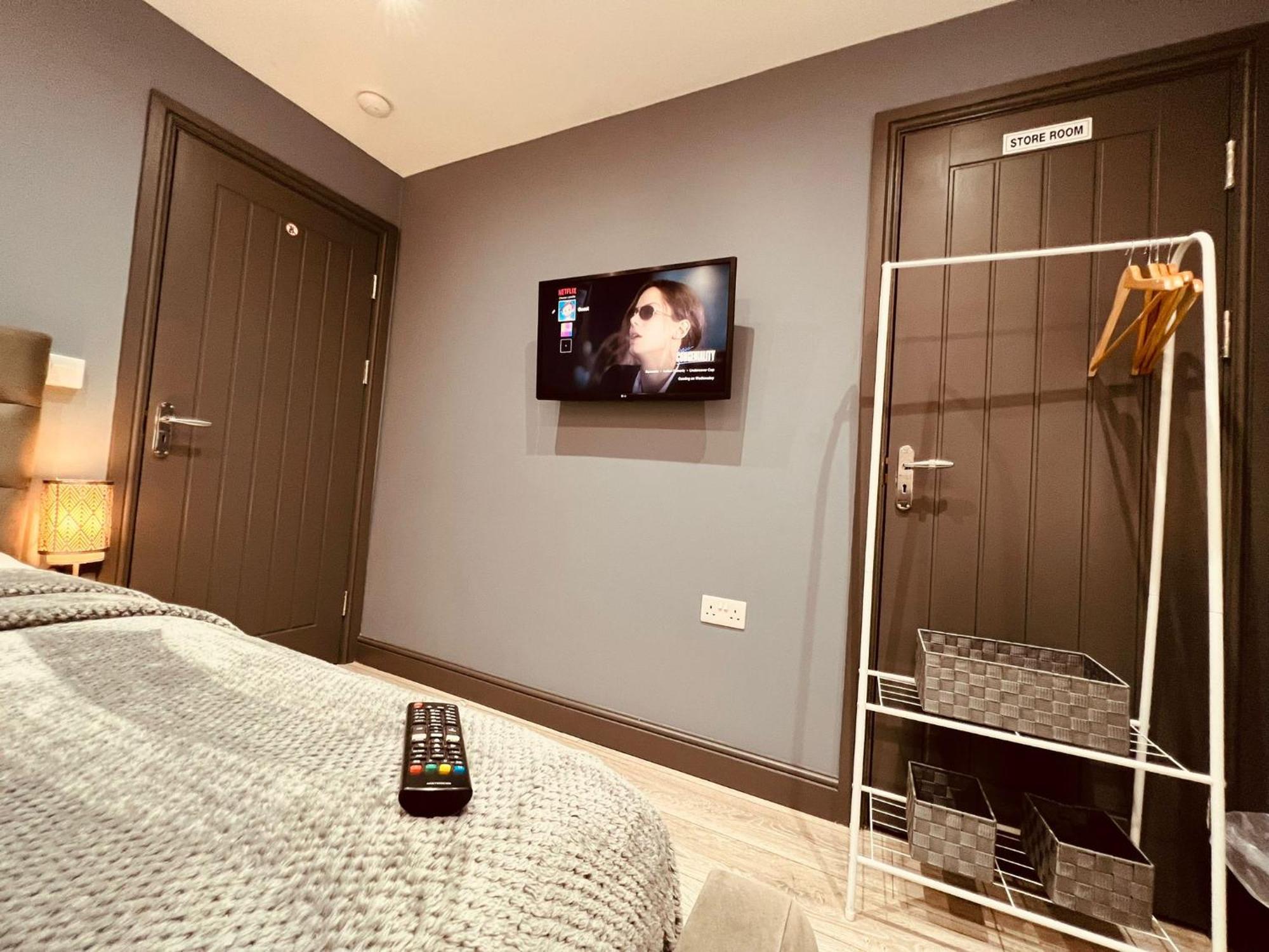 Modern Suites -5 Bedroom House- With Free Parking Birmingham City Exterior photo