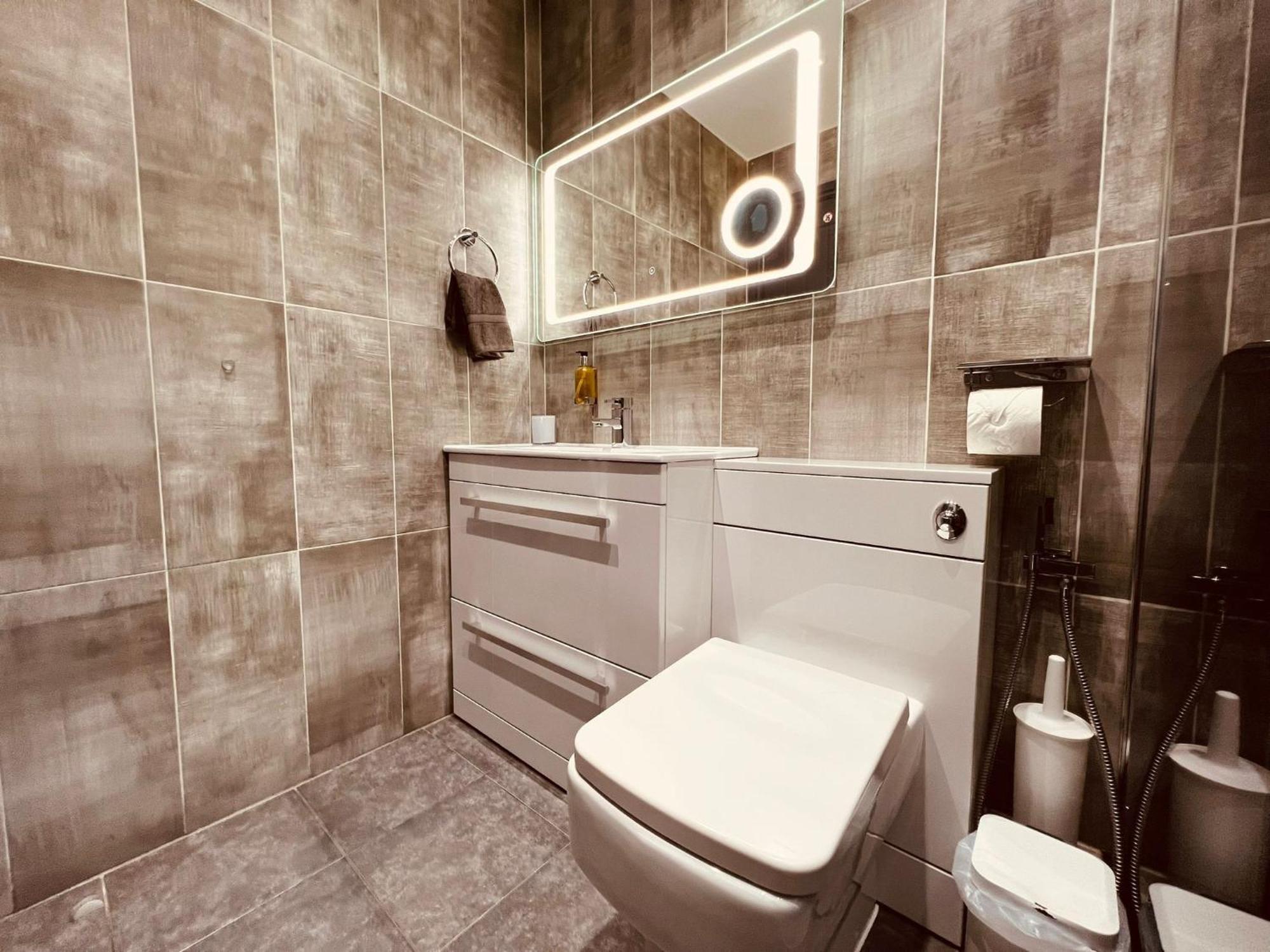 Modern Suites -5 Bedroom House- With Free Parking Birmingham City Exterior photo