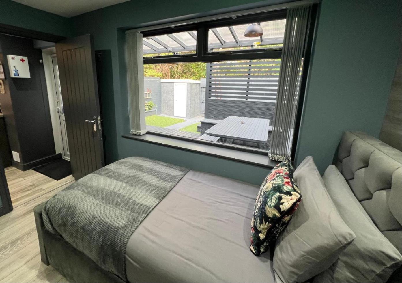 Modern Suites -5 Bedroom House- With Free Parking Birmingham City Exterior photo