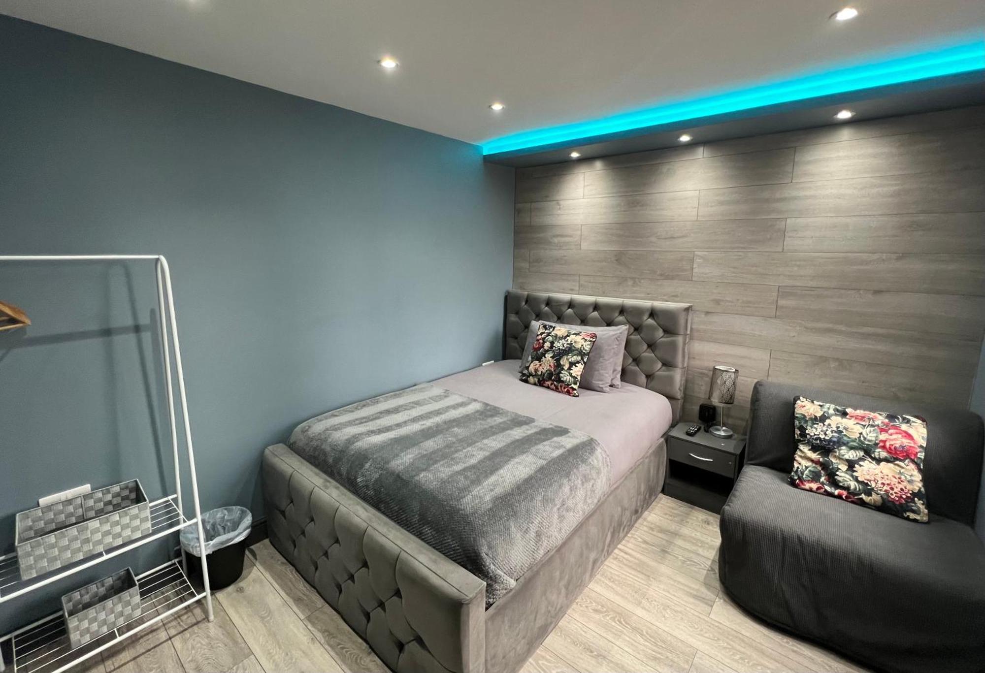 Modern Suites -5 Bedroom House- With Free Parking Birmingham City Exterior photo