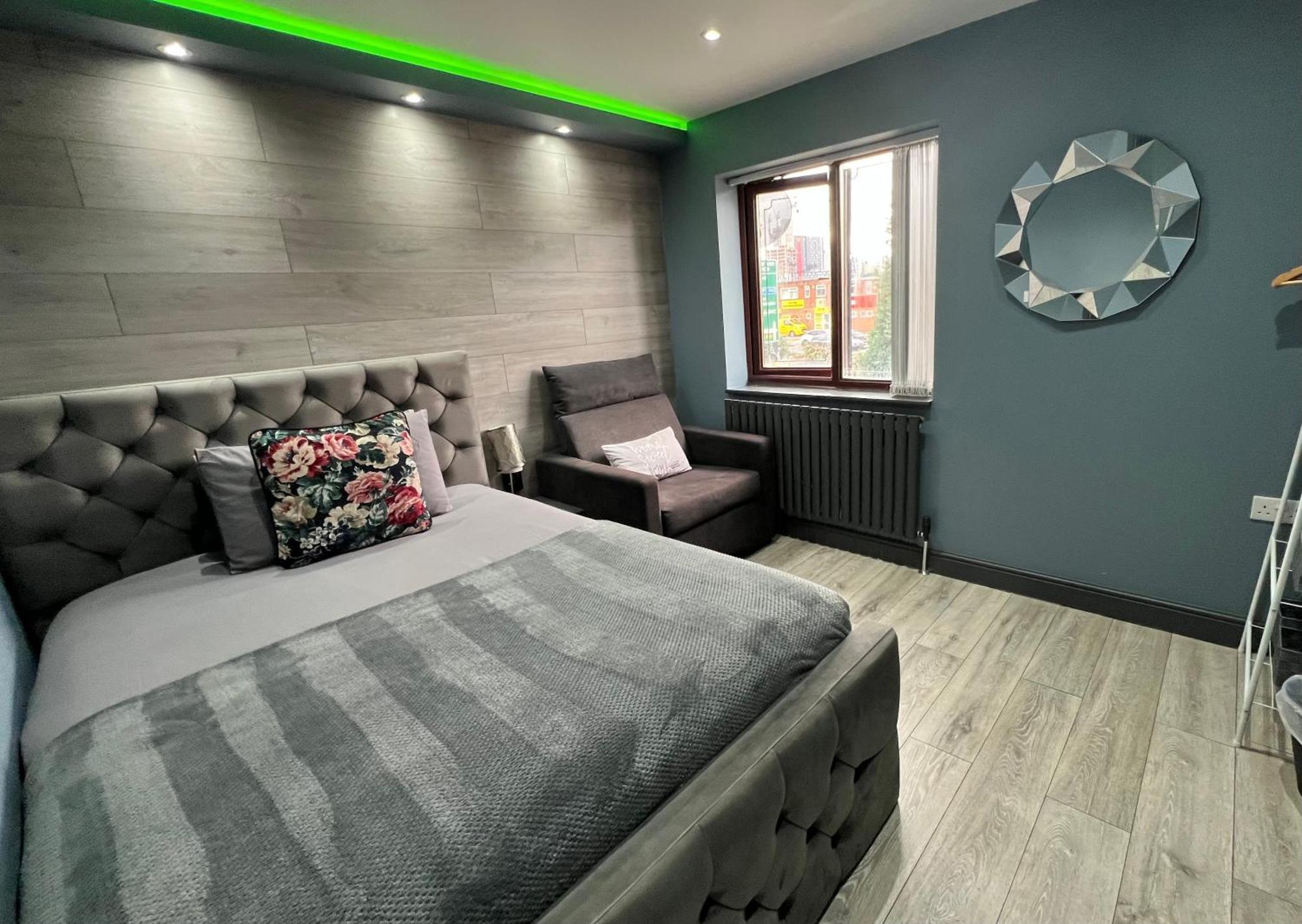 Modern Suites -5 Bedroom House- With Free Parking Birmingham City Exterior photo